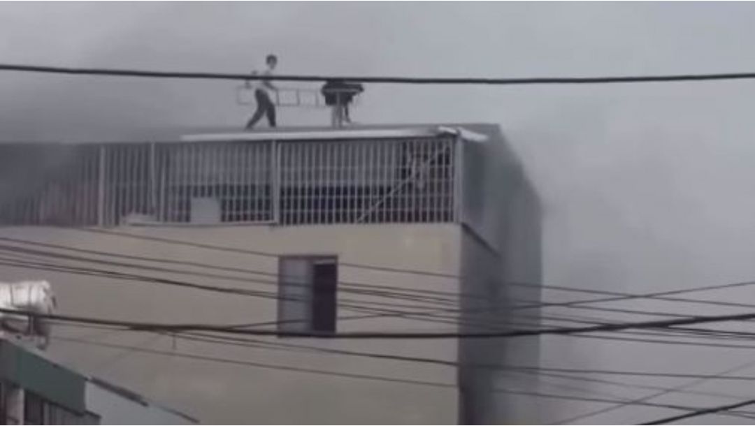 Imagen de Héroes con martillos salvan a siete personas de incendio en Vietnam