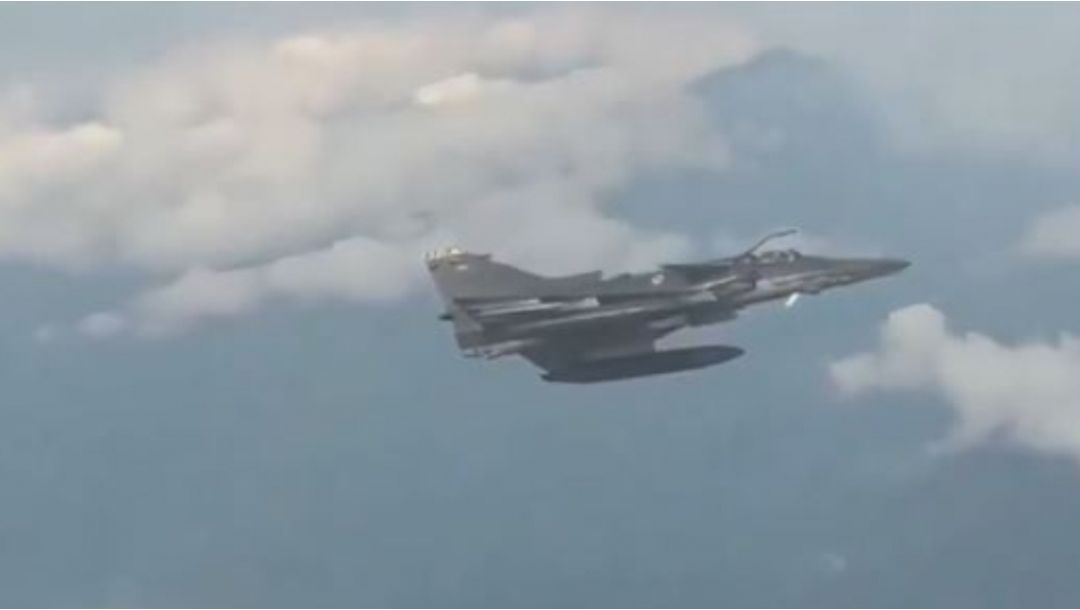 Imagen de Avión militar se acerca a vuelo comercial para saludar a pasajeros en Colombia