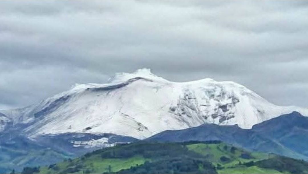 Imagen de Volcán Puracé amanece cubierto de nieve y deja imágenes sorprendentes