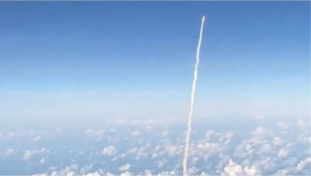 Imagen de Pasajeros captan desde el aire el lanzamiento de Artemis II de la NASA