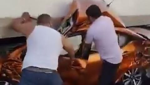 Asombro por sobreviviente que salió caminando de un vehículo aplastado