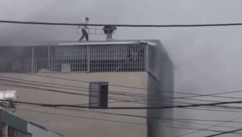 Héroes con martillos salvan a siete personas de incendio en Vietnam